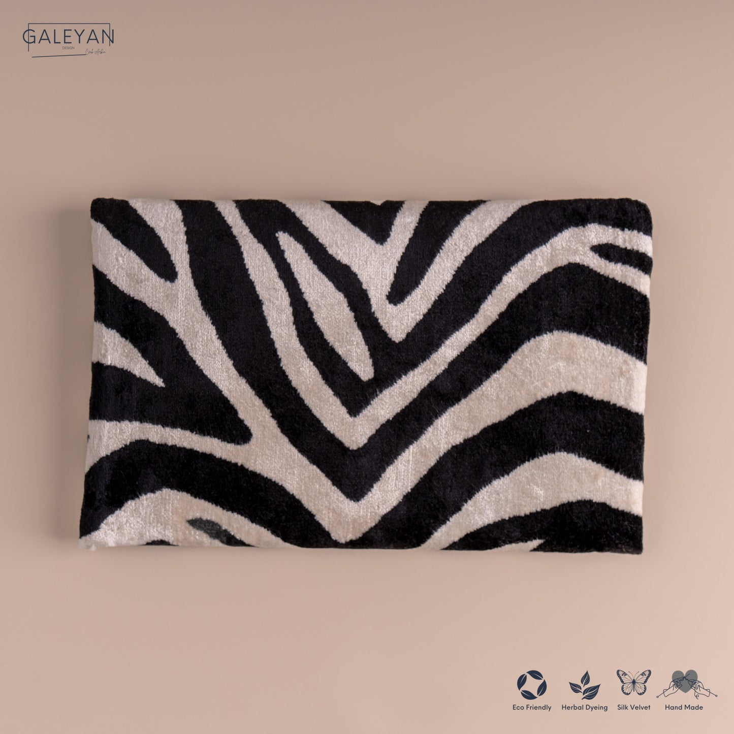 Silk Velvet Ikat Clutch – Off White / Black